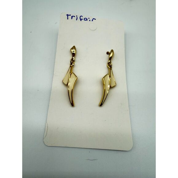 Vintage Trifari  Gold Tone with  White Enamel - Picture 1 of 3